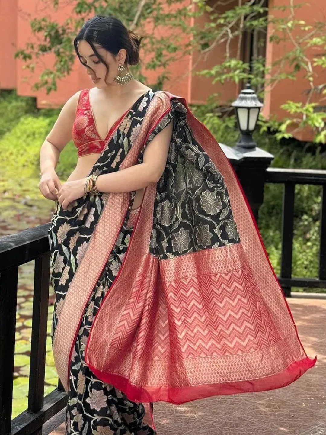 

VASALI Ethnic Motifs Zari Kanjeevaram Saree, Black