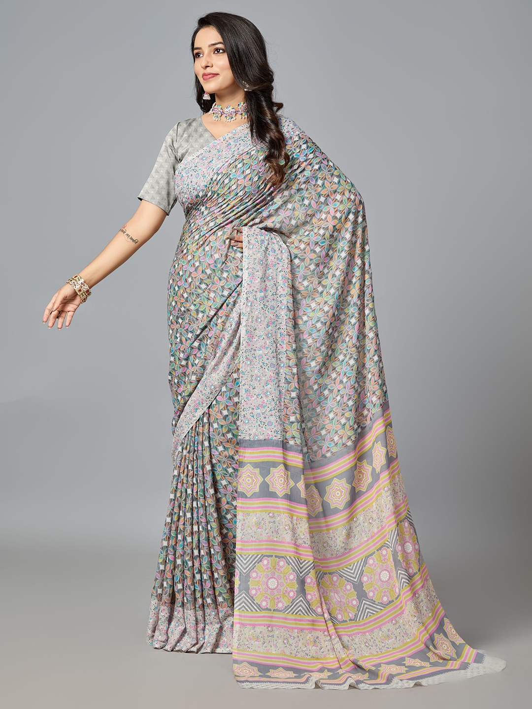 

VIRICA Printed Floral Poly Georgette Saree, Peach