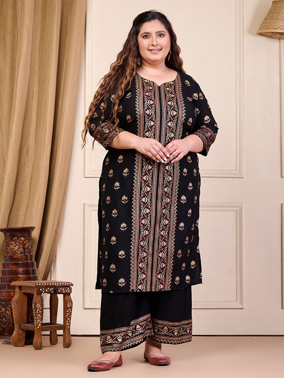 

PrettyPlus by Desinoor.com Plus Size Floral Embroidered Straight Kurta With Palazzo, Black