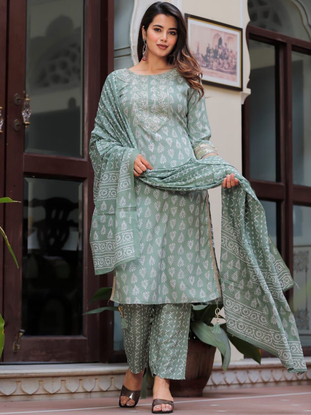 

VYKOO Ethnic Motifs Printed Regular Sequinned Kurta With Trousers & Dupatta, Grey