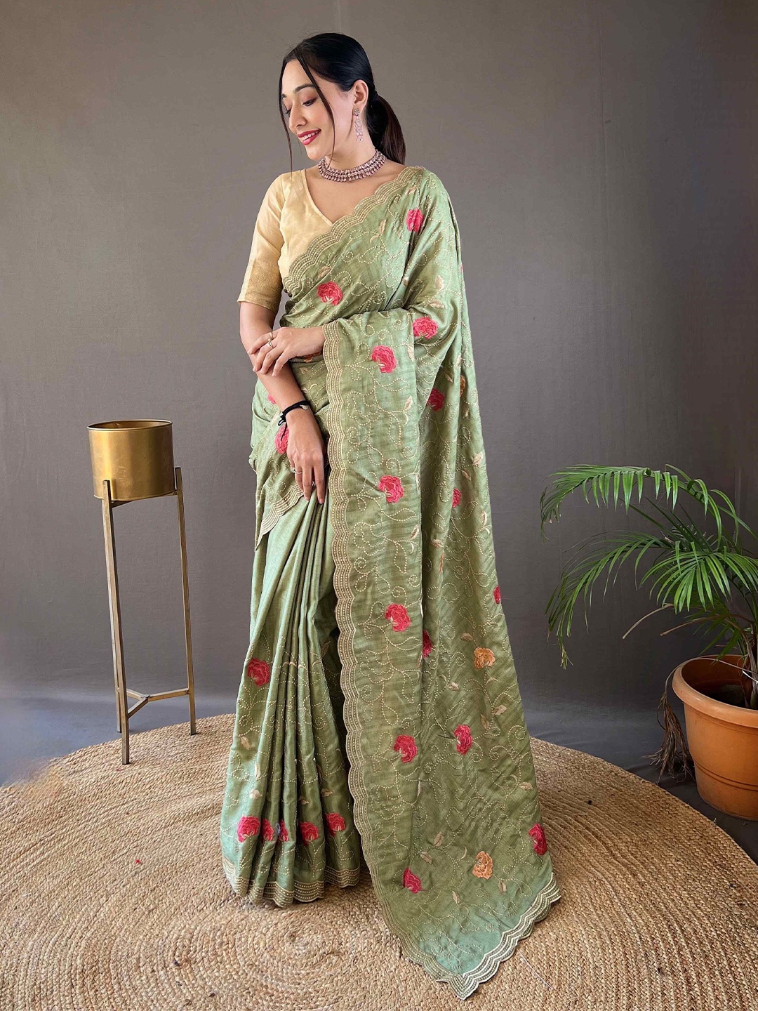 

DEVATITHI Ethnic Motifs Embroidered Tussar Saree, Green