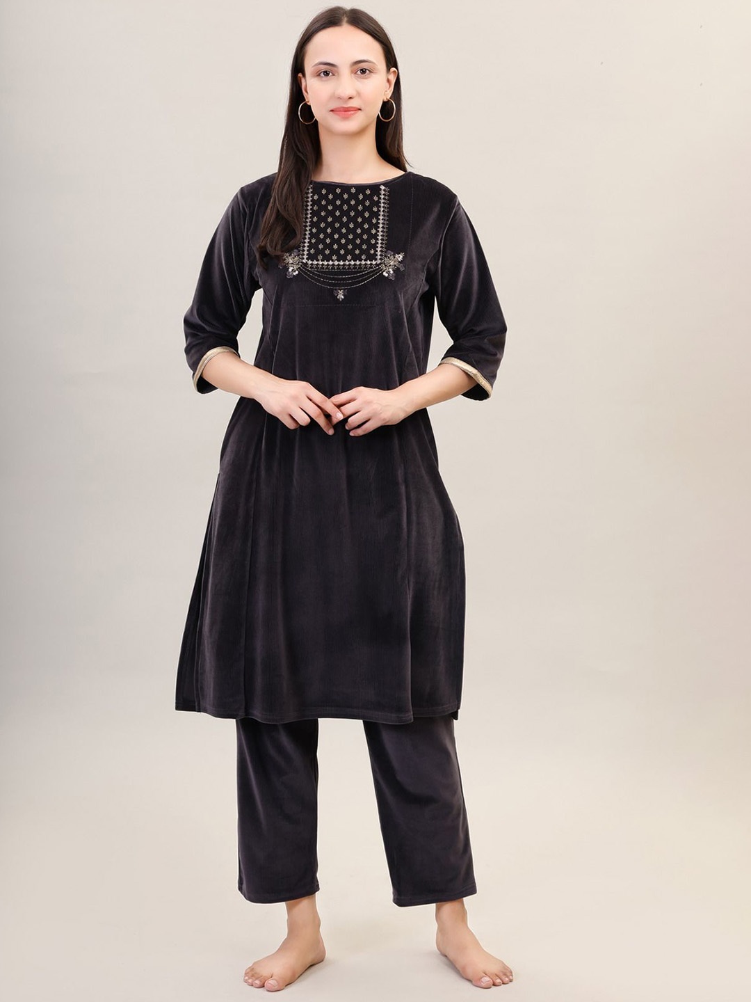 

Camey Women Printed Winter Velvet Kurti & Pajama Night suit, Black