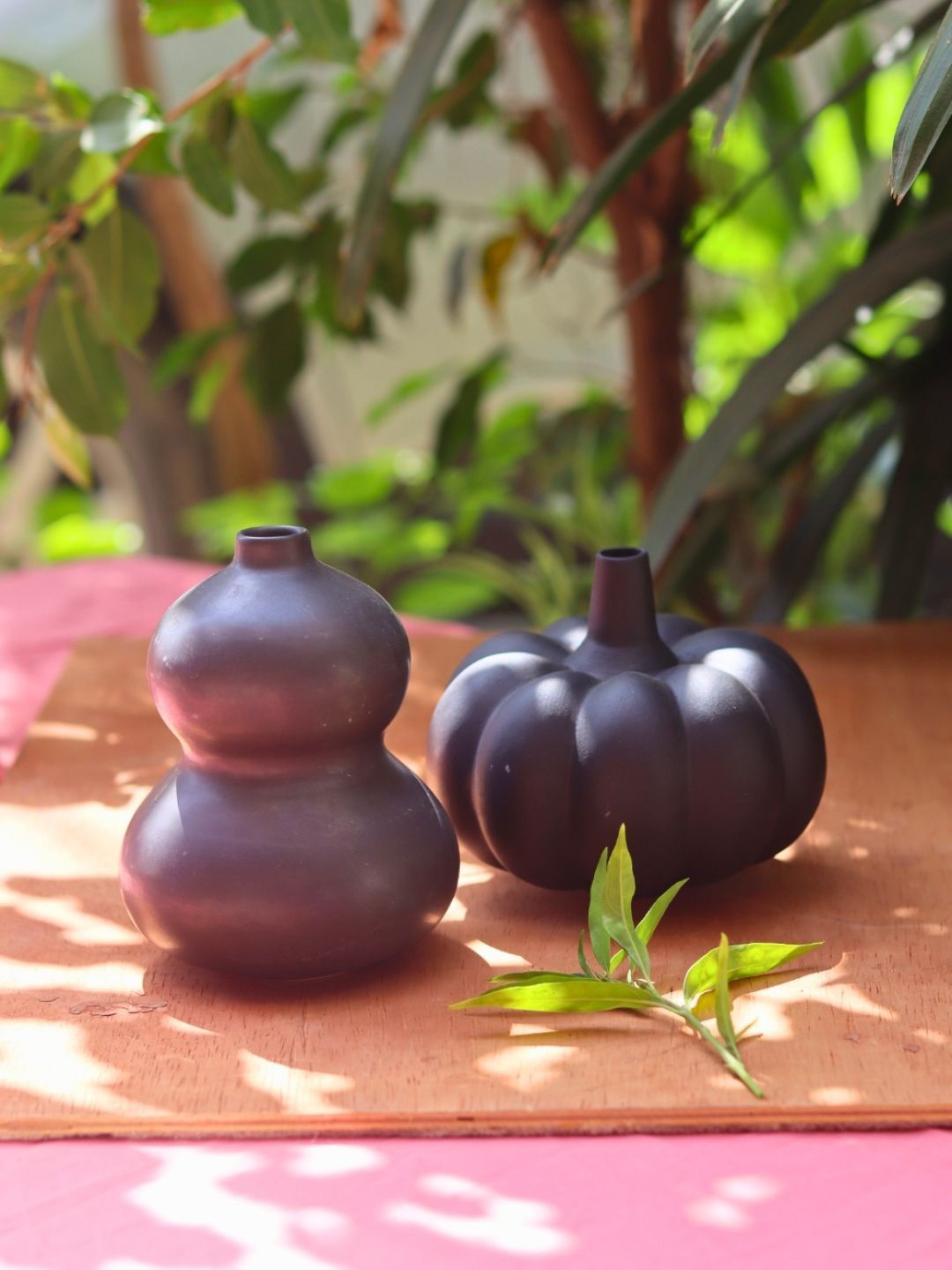 

WEAVING HOMES Black 2 Pieces Textured Ceramic Flower Vase