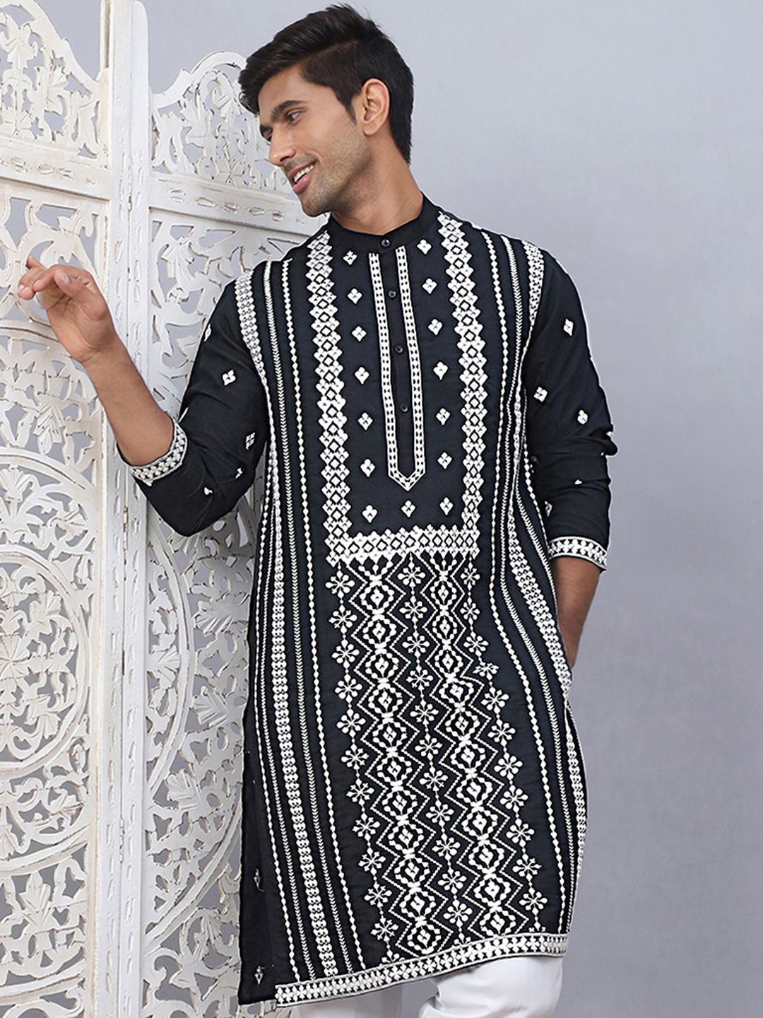 

Jompers Geometric Embroidered Mandarin Collar Straight Kurta, Black