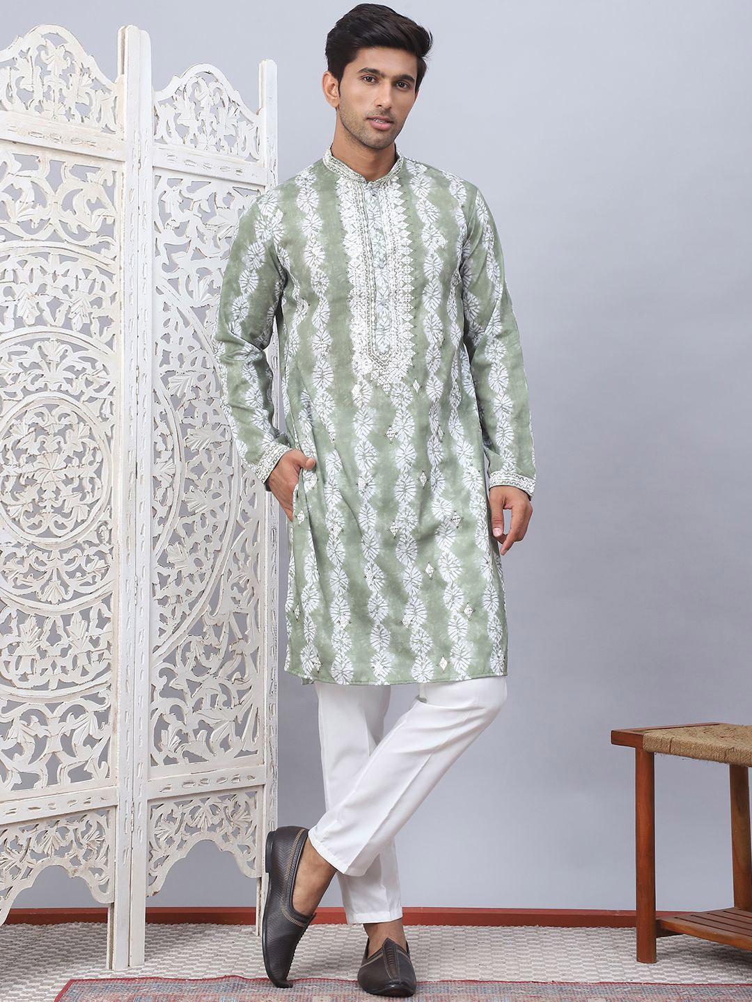 

Jompers Geometric Dyed Mandarin Collar Sequinned Straight Kurta With Pyjamas, Green