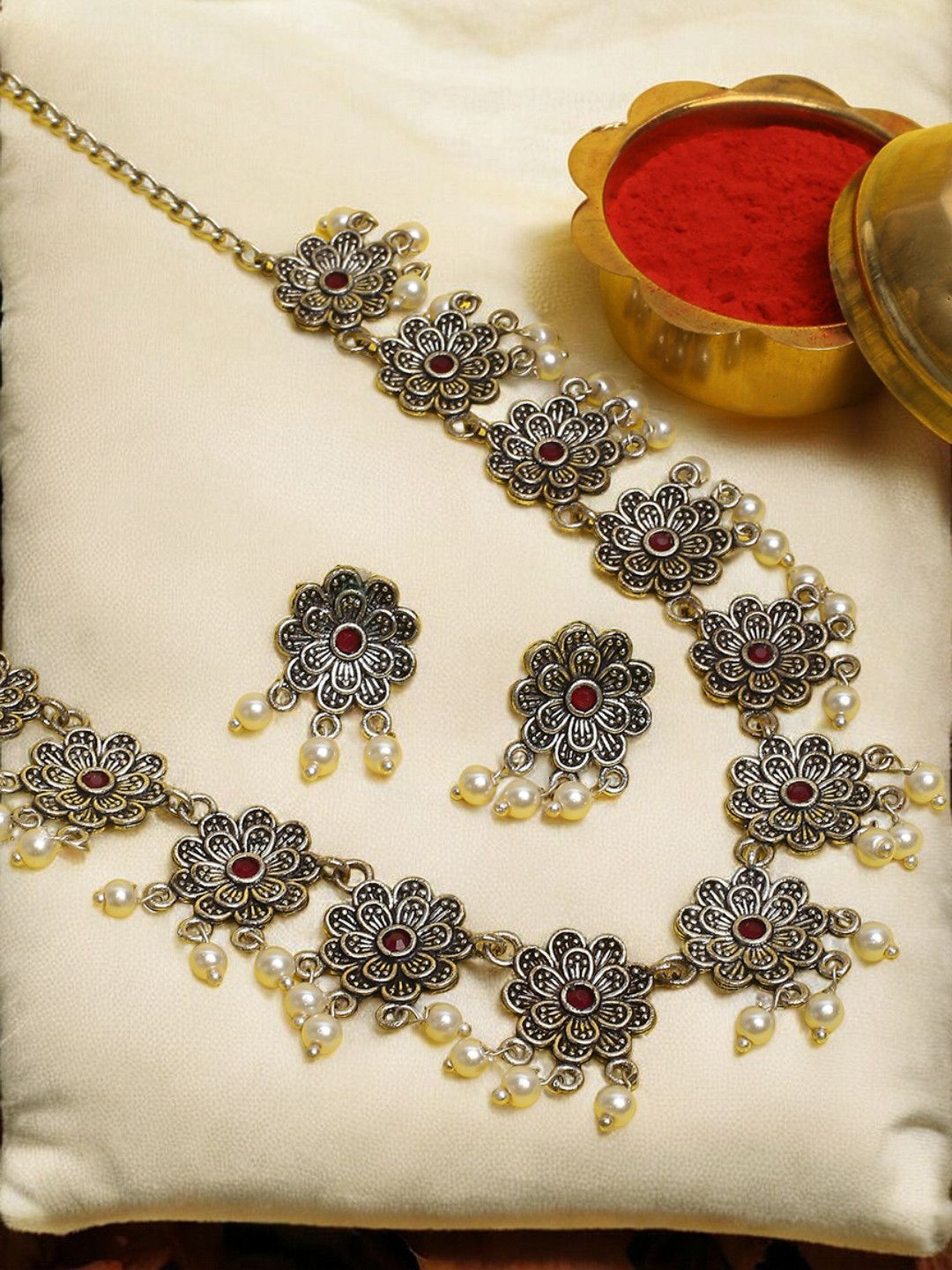 

Sangria Silver-Toned Kundan Stones Studded & Beaded Oxidised Jewellery Set