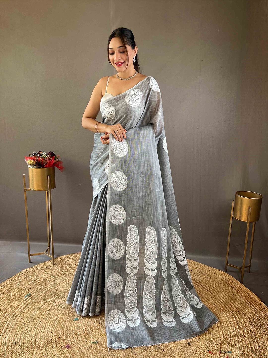 

DEVATITHI Linen Blend Saree, Grey