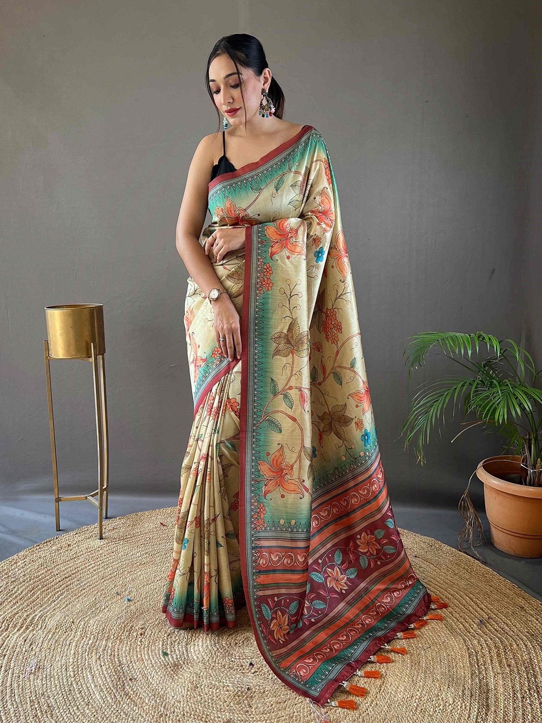 

DEVATITHI Floral Printed Saree, Maroon