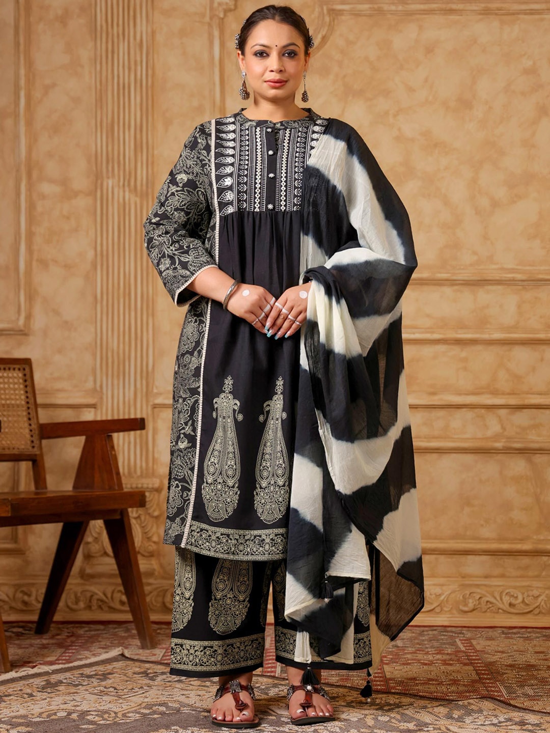 

LALI JAIPUR Plus Size Floral Printed Thread Work Pure Cotton Kurta with Trousers & Dupatta, Black