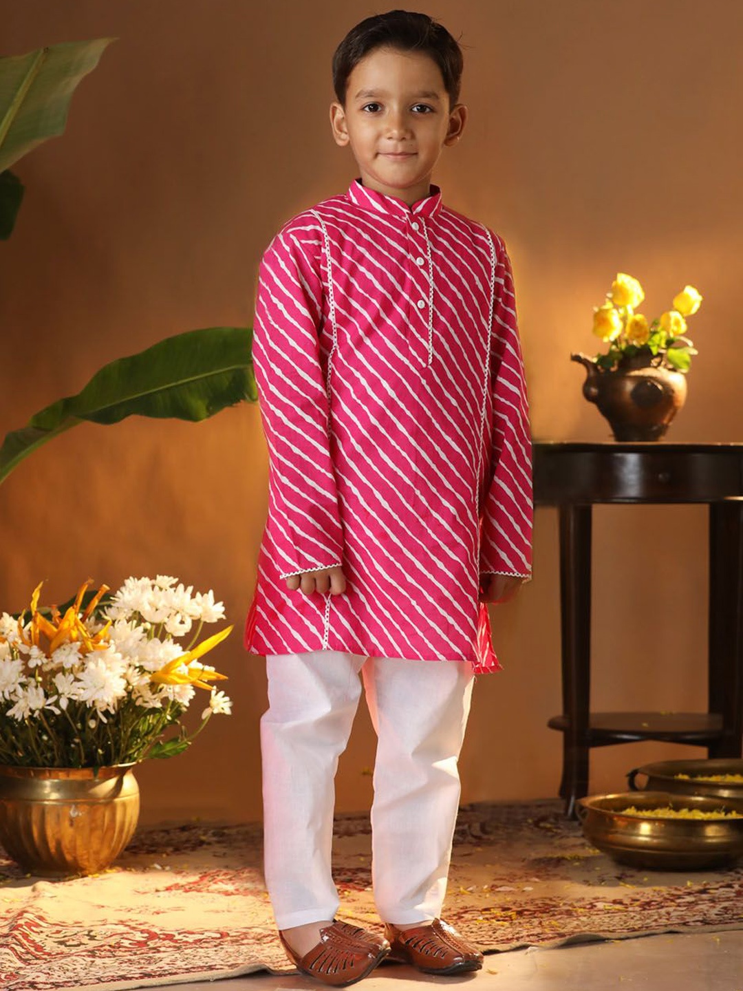 

VASTRAMAY Boys Leheriya Printed Gotta Patti Pure Cotton Straight Kurta With Pyjamas, Pink