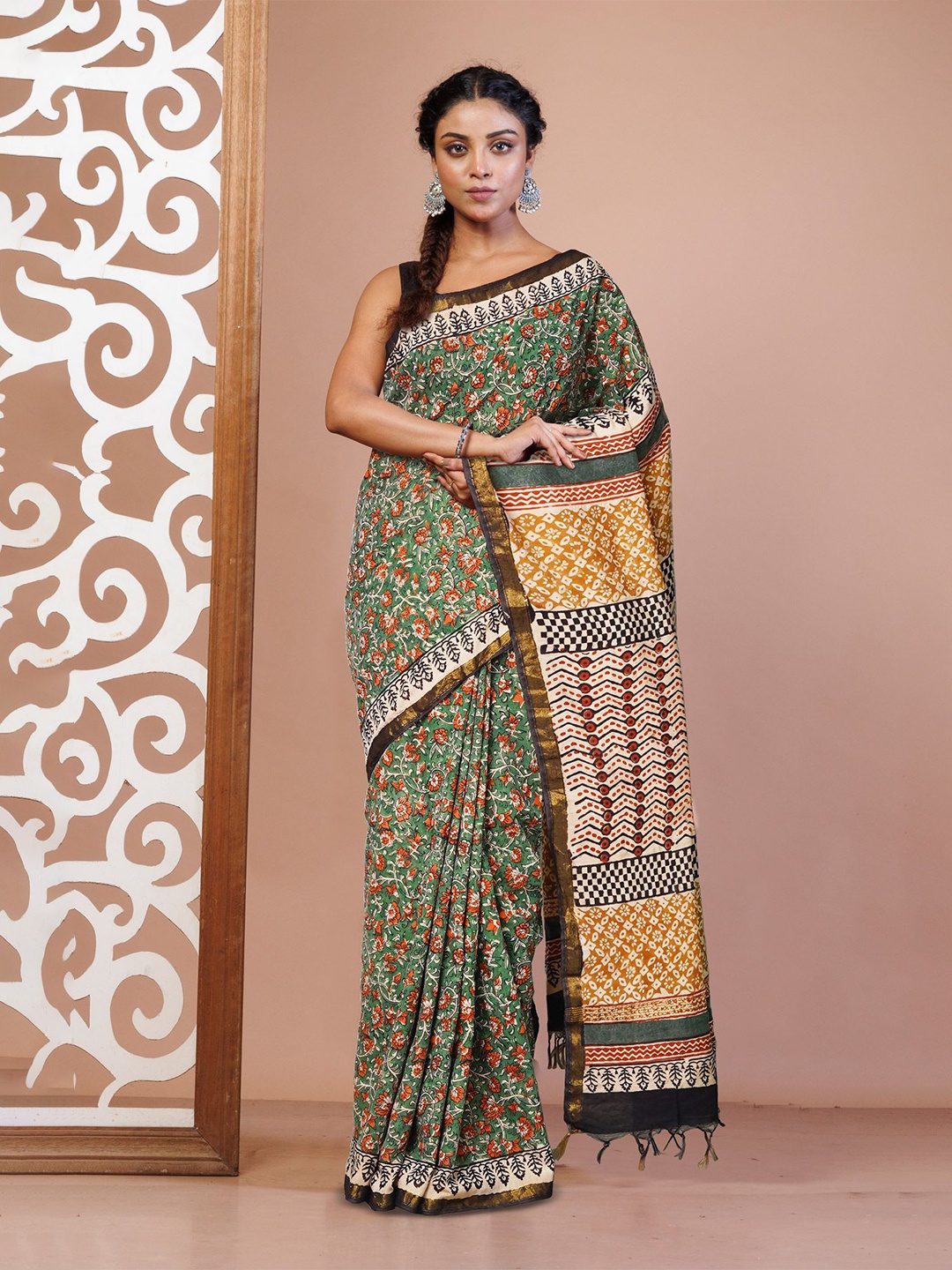 

Unnati Silks Printed Ethnic Motifs Silk Cotton Handloom Bagru Saree, Green