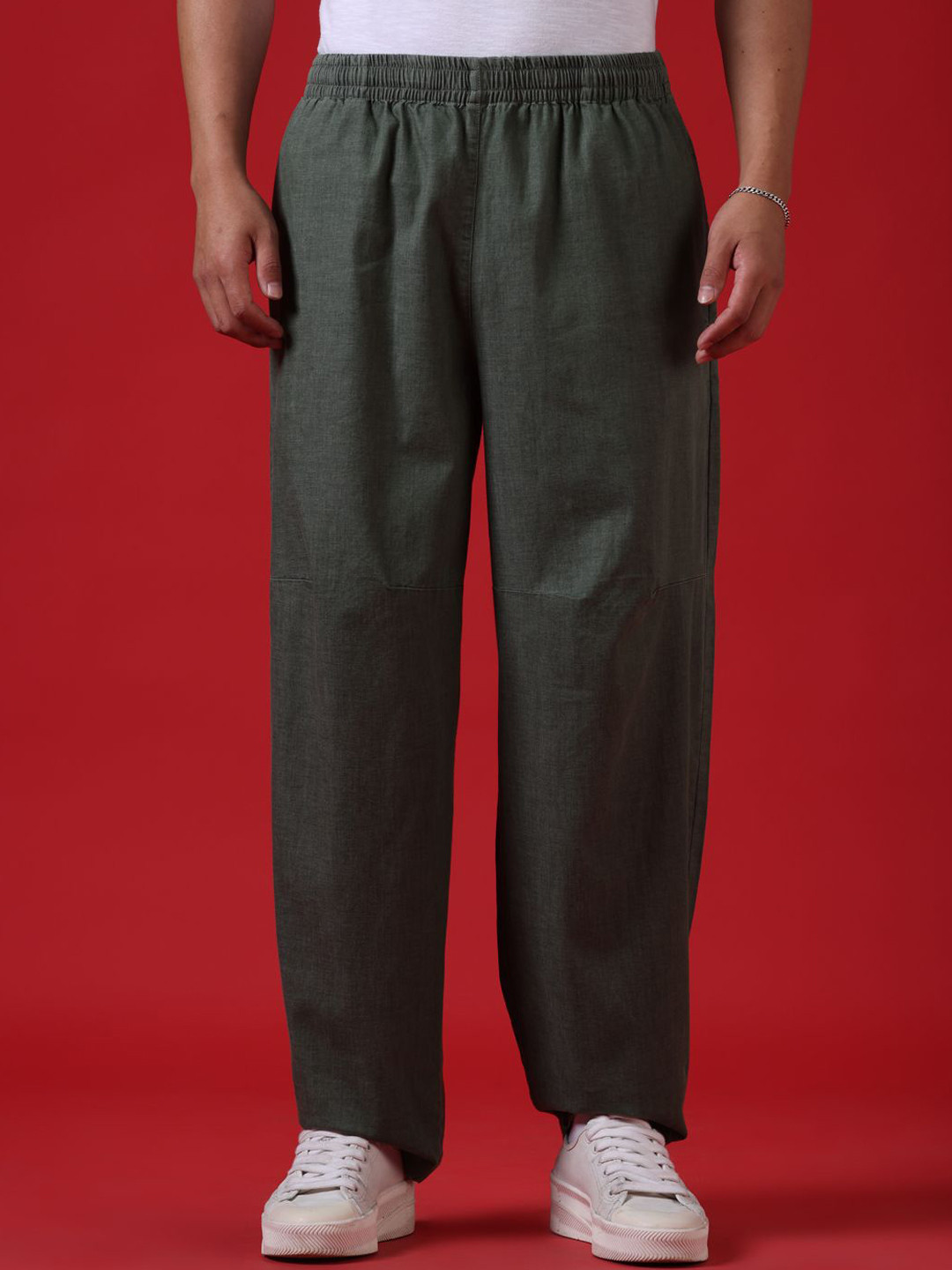 

WROGN Men Loose Fit Mid Rise Trousers, Green