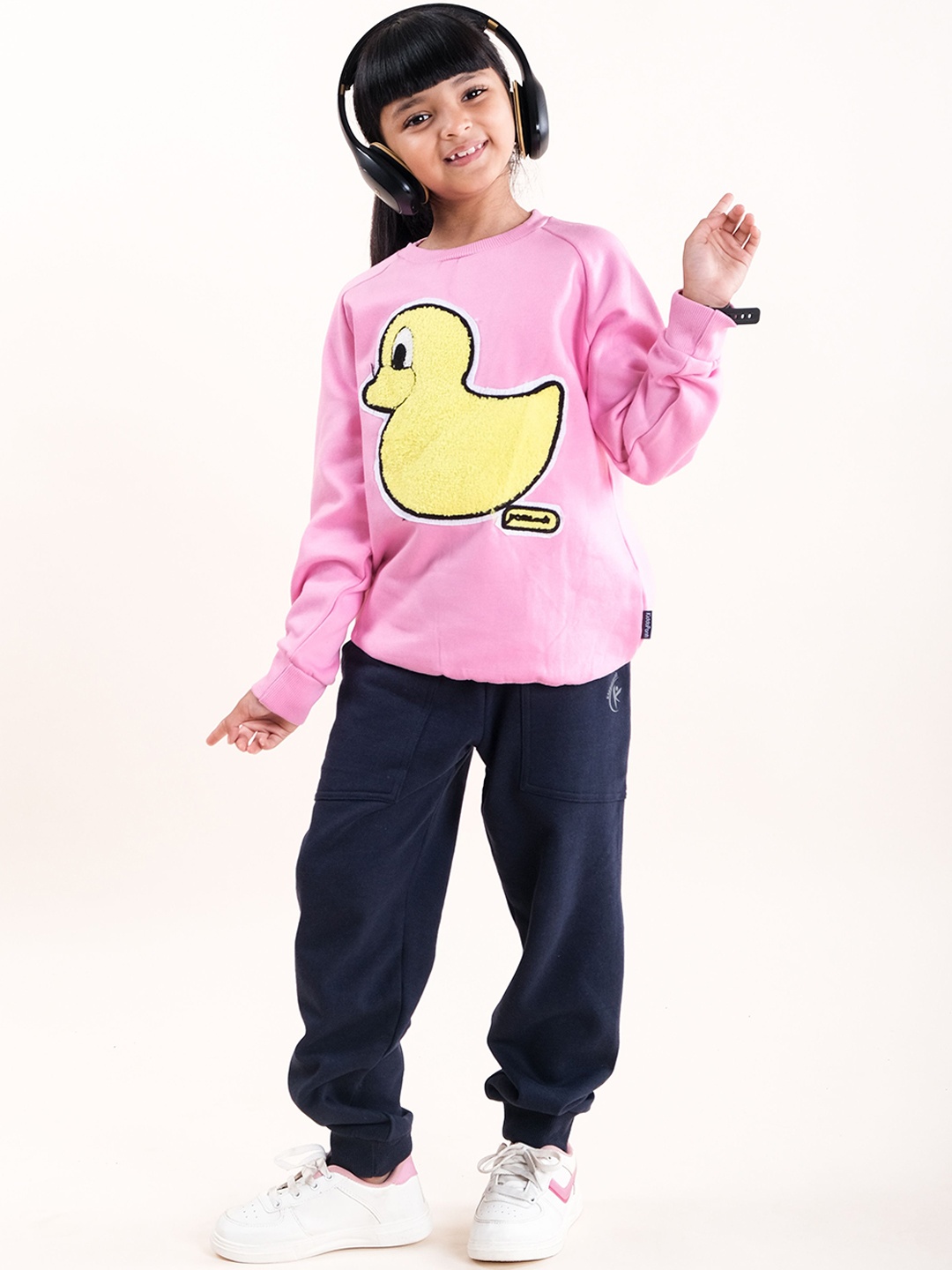 

KiddoPanti Self Design Girls Applique-Detailed Sweatshirt & Joggers, Pink