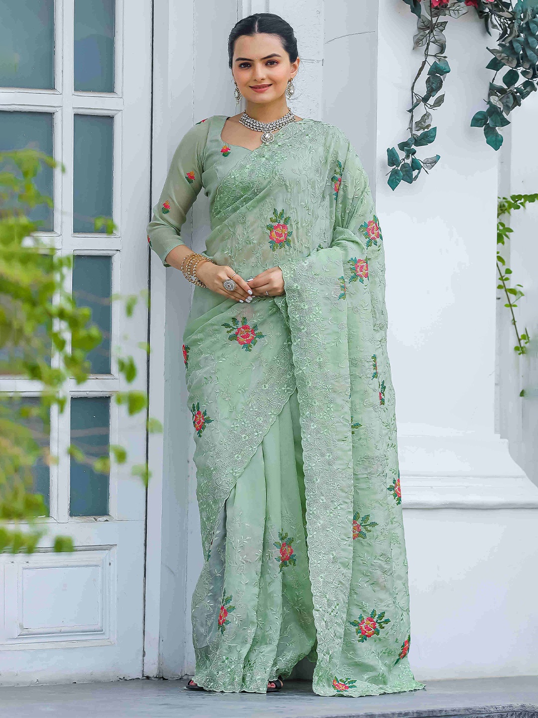 

DEVATITHI Embroidered Floral Saree, Green