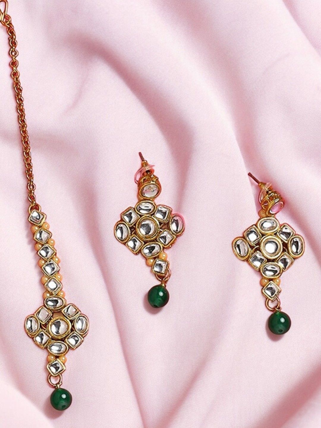 

Anouk Gold Toned Kundan Stone Studded & Beaded Jewellery Set