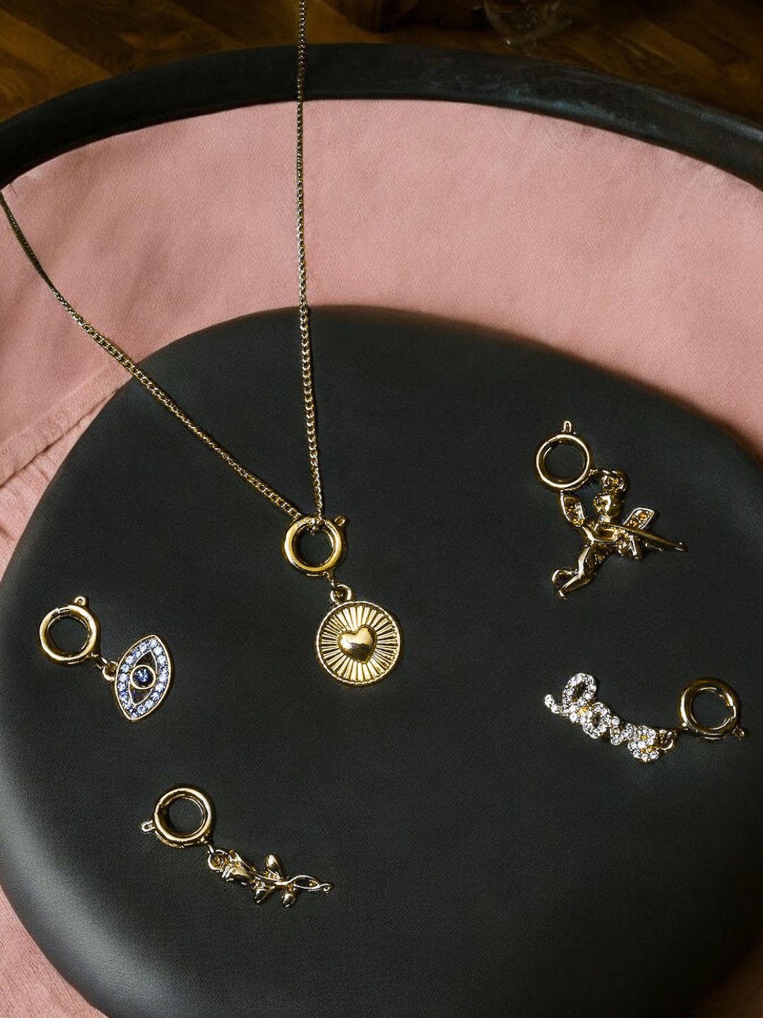 

fabula Set of 5 Artificial Stones and Beads Pendant with Chain, Gold