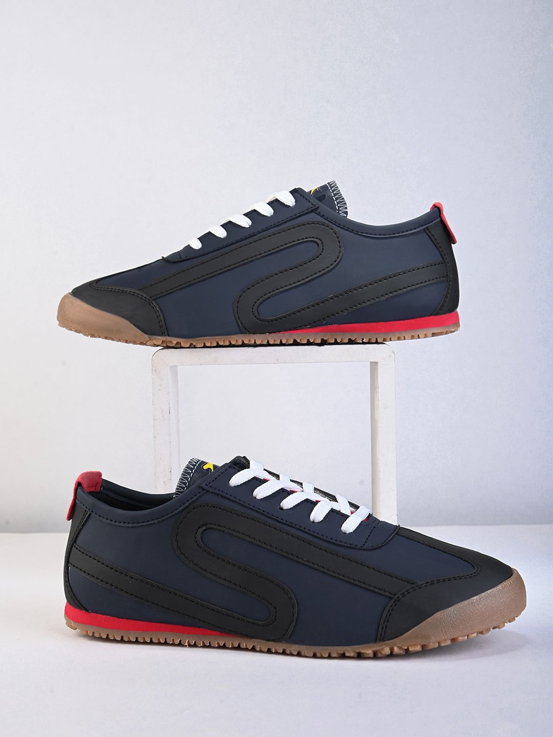

Slazenger Men Colourblocked Lace Up Sneakers, Blue