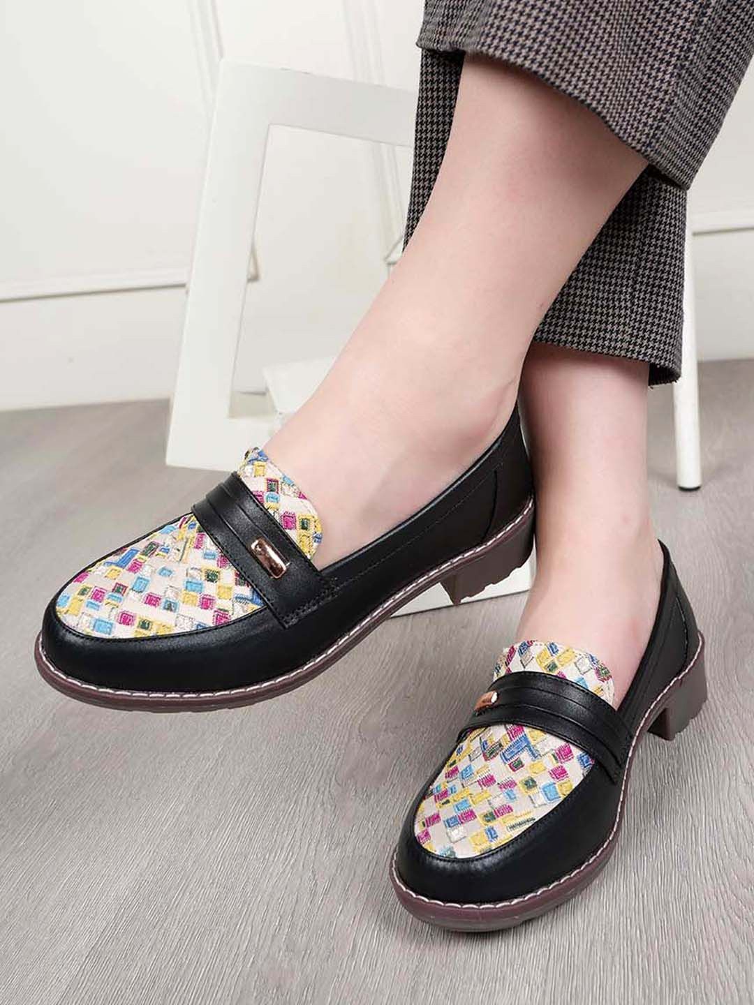 

DressBerry Women Printed Round Toe Slip-On Sneakers, Black