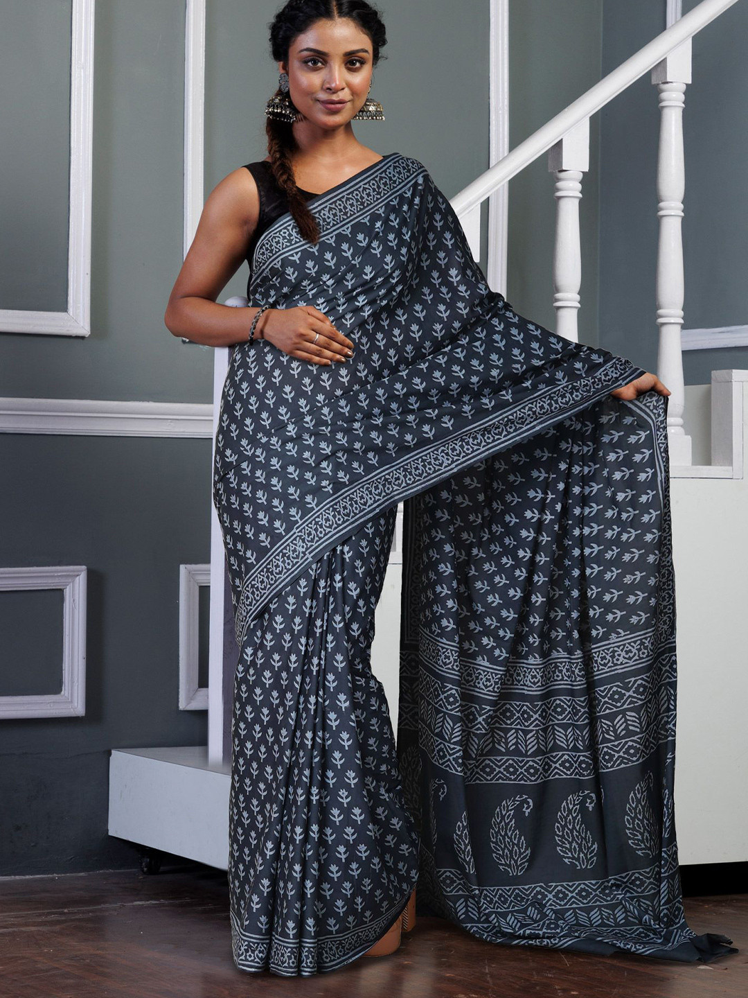

Unnati Silks Ethnic Motifs Pure Cotton Handloom Block Print Saree, Grey