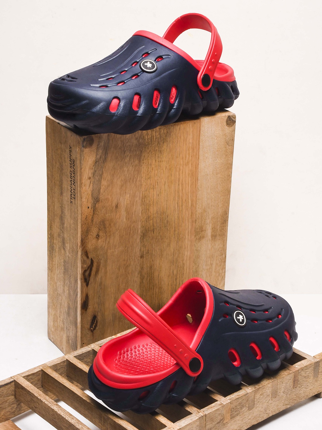 

HRX by Hrithik Roshan Men Rubber Clogs, Navy blue