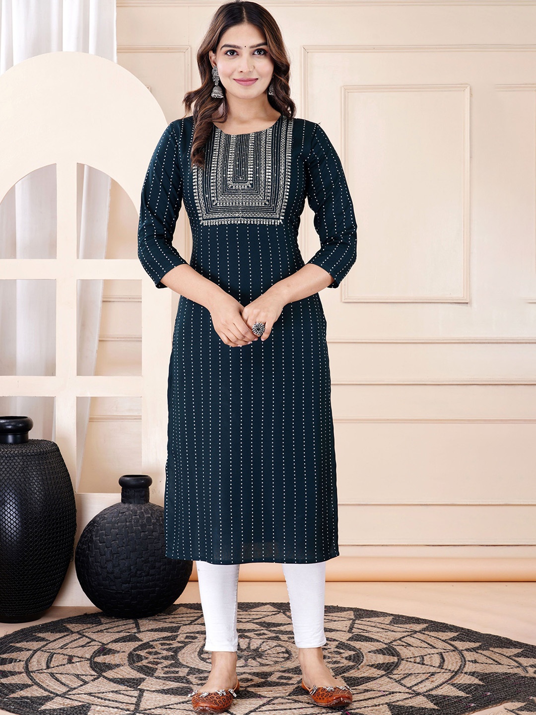 

AAYUMI Striped Round Neck Sequinned Straight Kurta, Green