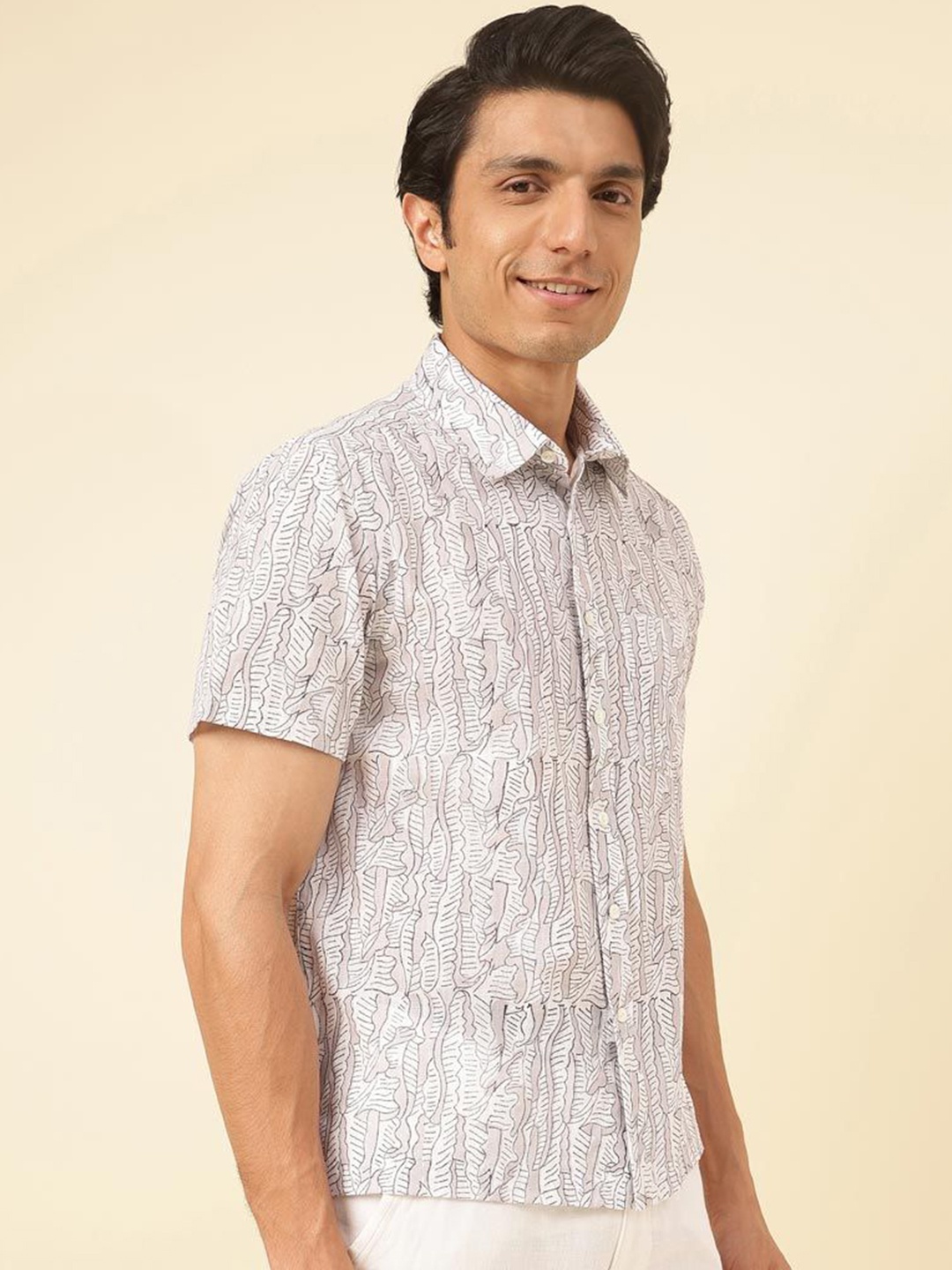 

Fabindia Men Straight Abstract Printed Spread Collar Casual Shirt, White