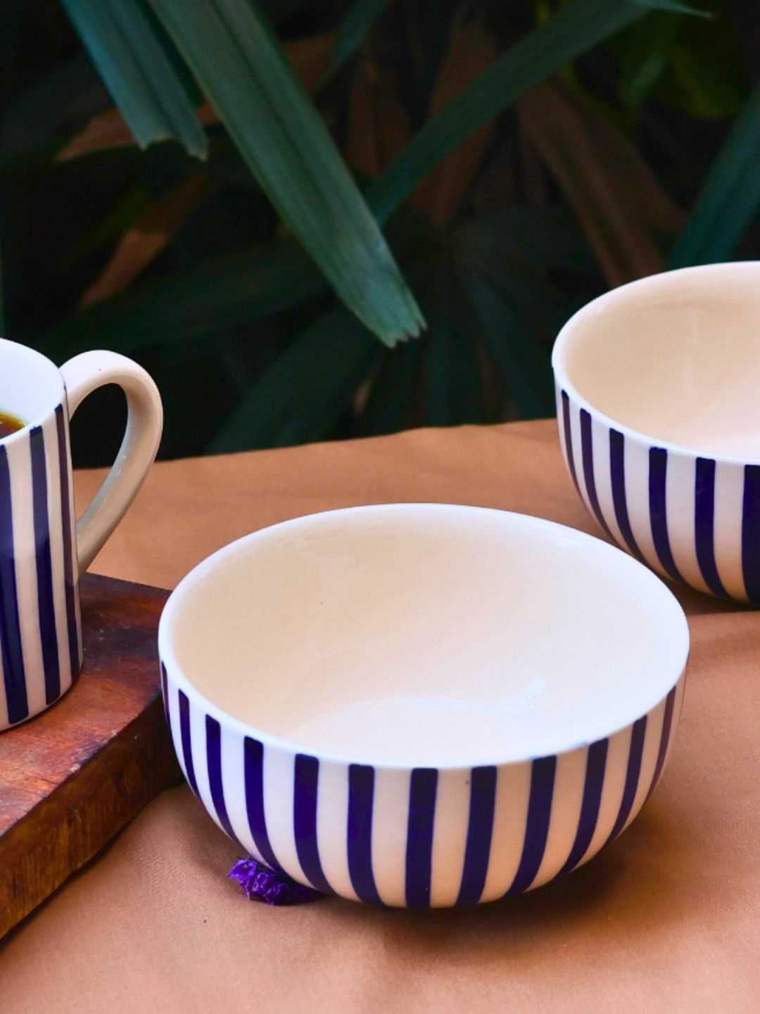

WEAVING HOMES White & Blue 2 Pieces Striped Ceramic Serving Bowls