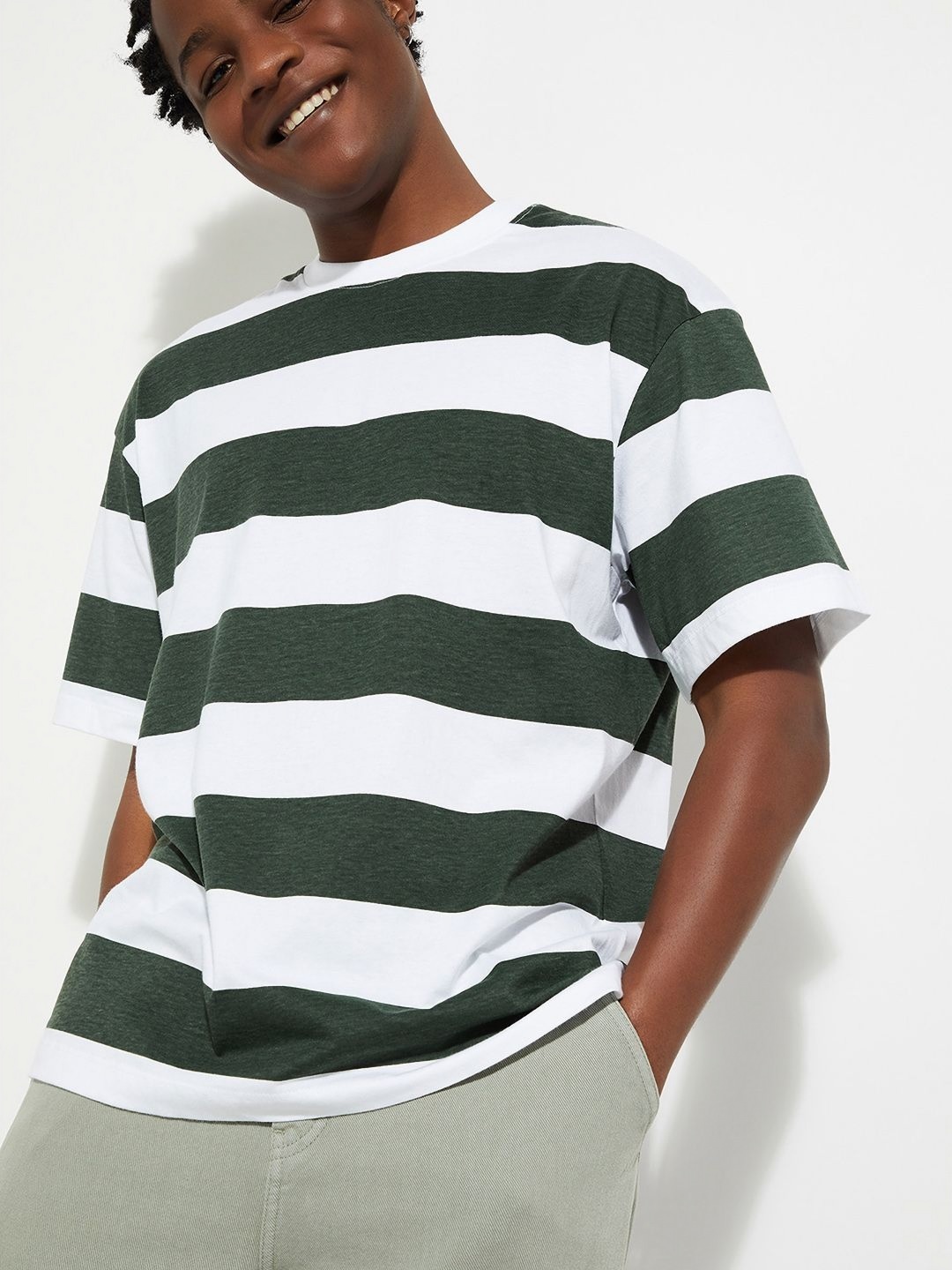 

max URB_N Men Striped Oversized T-shirt, Green