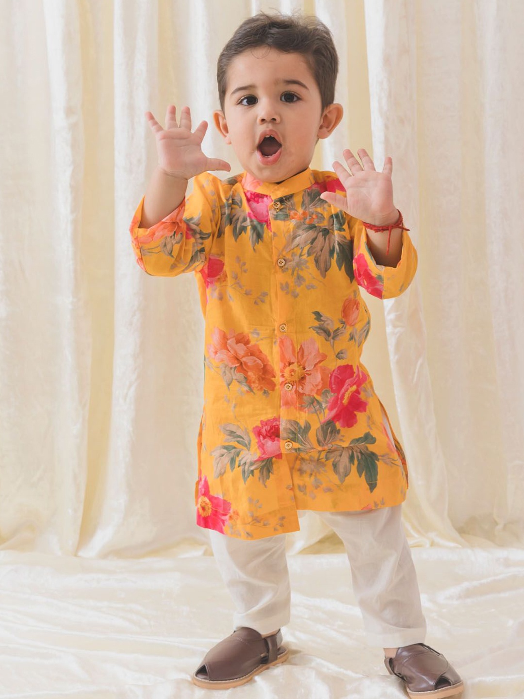 

Tiber Taber Blossom Bliss Boys Floral Printed Pure Cotton Straight Kurta With Pyjamas, Yellow