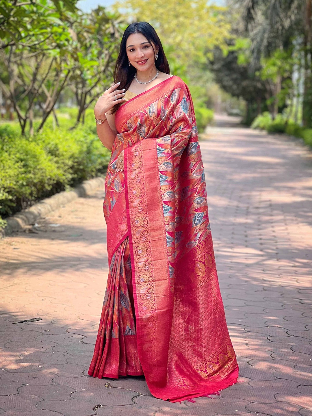 

DEVATITHI Floral Zari Silk Blend Saree, Pink