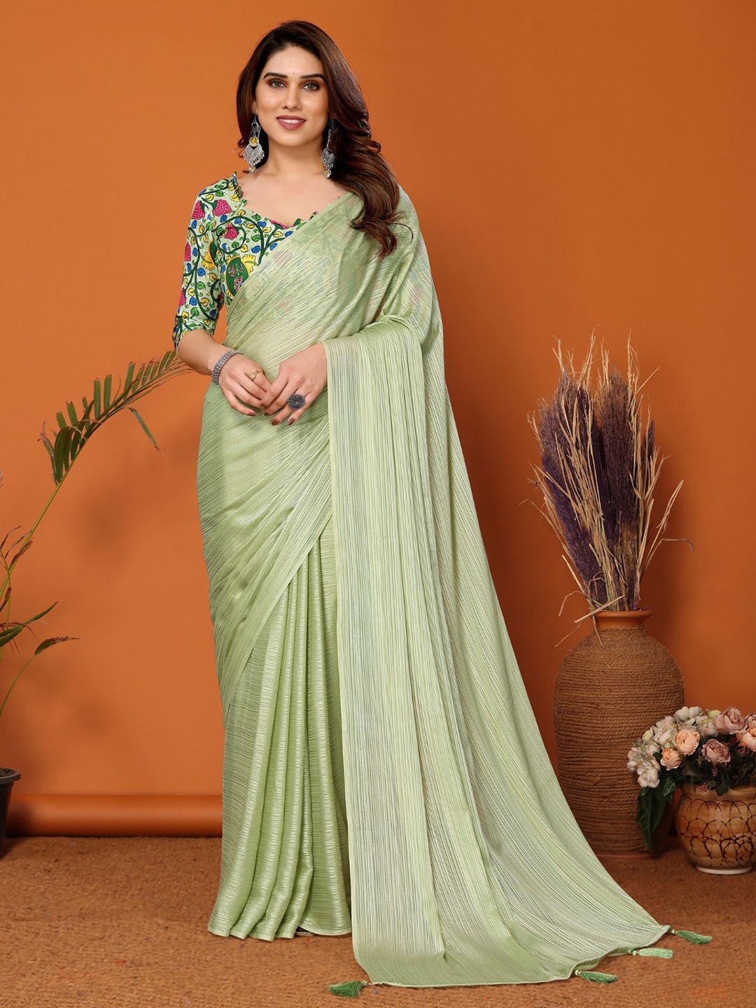 

ODETTE Solid Saree With Unstitched Blouse, Green