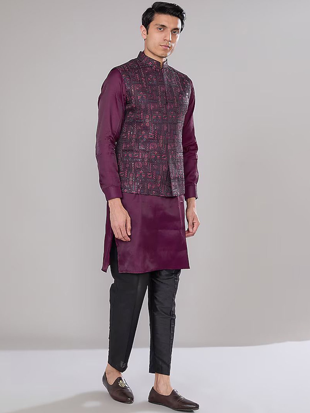 

RNG Safawala Ethnic Motifs Regular Sequinned Raw Silk Straight Kurta with Trousers, Purple