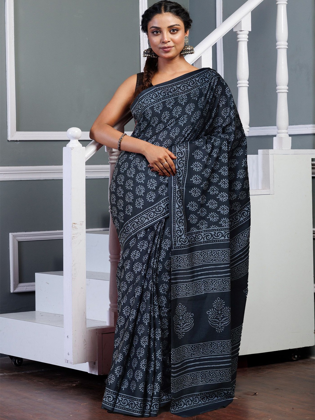 

Unnati Silks Printed Floral Pure Cotton Handloom Block Print Saree, Grey