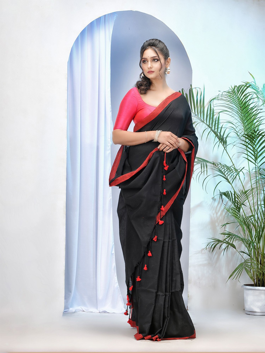 

DESH BIDESH Solid Pure Cotton Taant Saree, Black