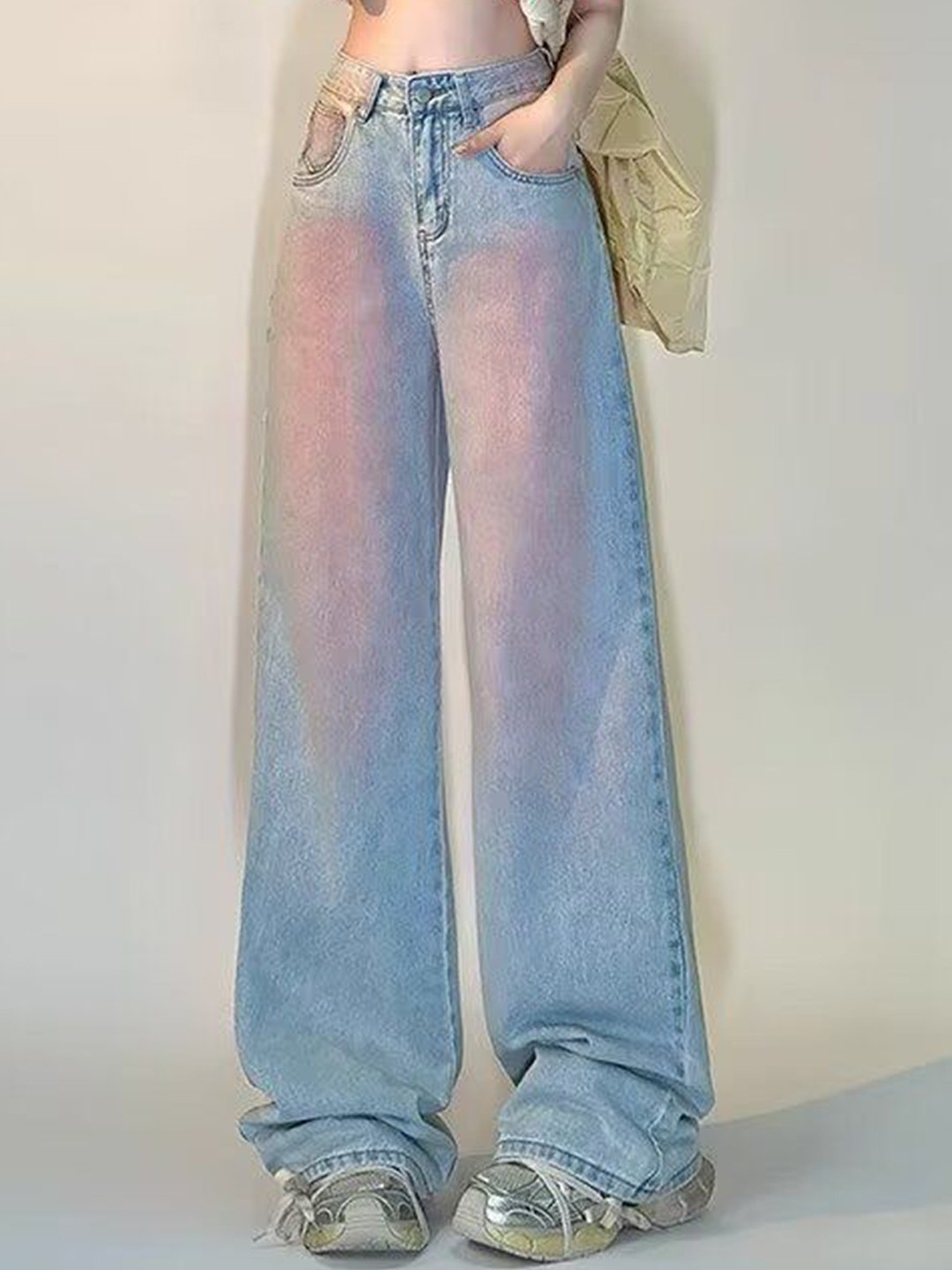 

StyleCast x Revolte Women Relaxed Fit Light Fade Jeans, Blue