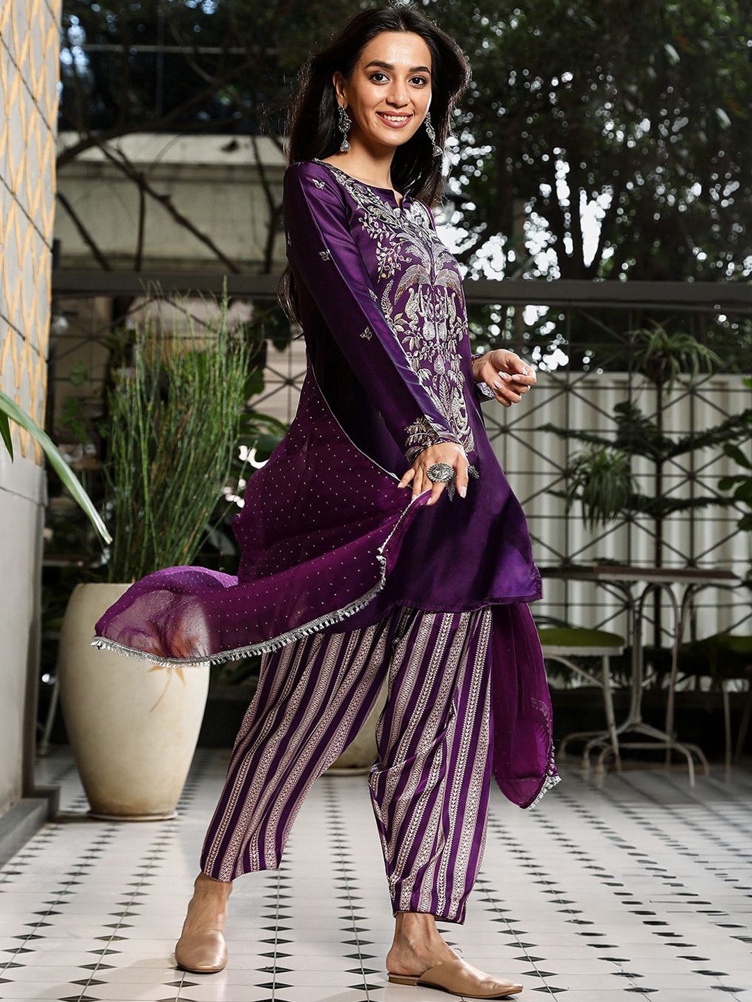

QISSA Floral Printed Notch Neck Straight Kurti & Patiala With Dupatta, Purple