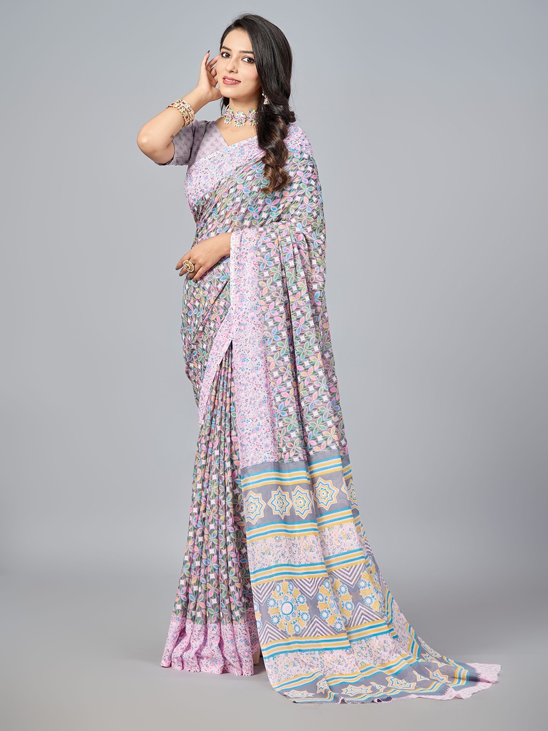 

VIRICA Floral Printed Saree, Pink