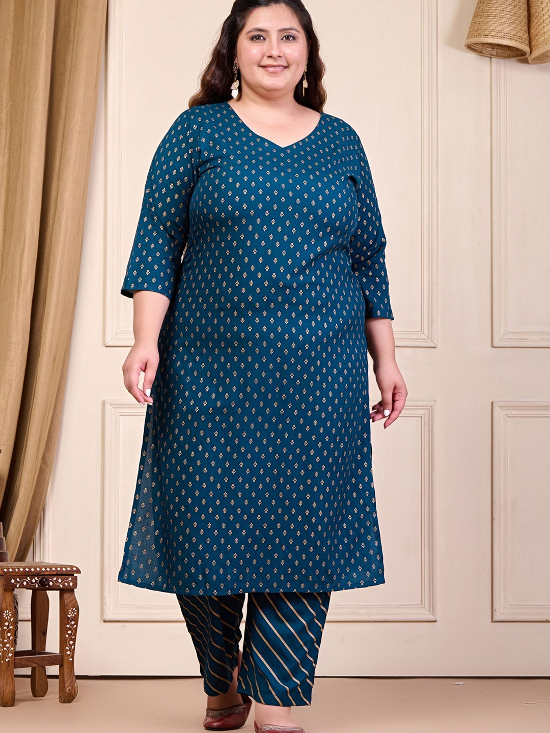 

PrettyPlus by Desinoor.com Plus Size Floral Printed Straight Kurta With Trouser, Teal