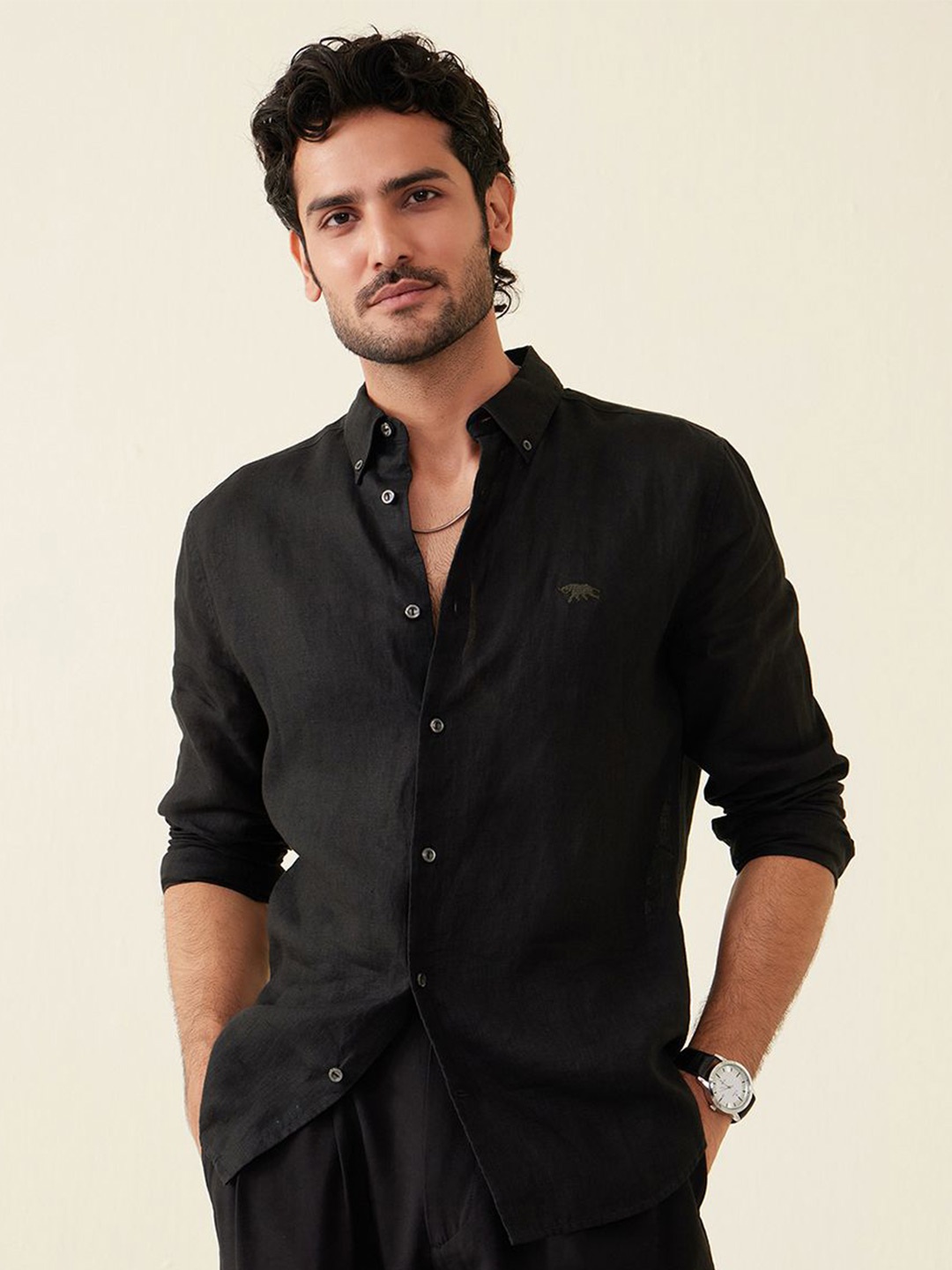 

Andamen Casual Men Solid Button-Down Collar Casual Shirt, Black