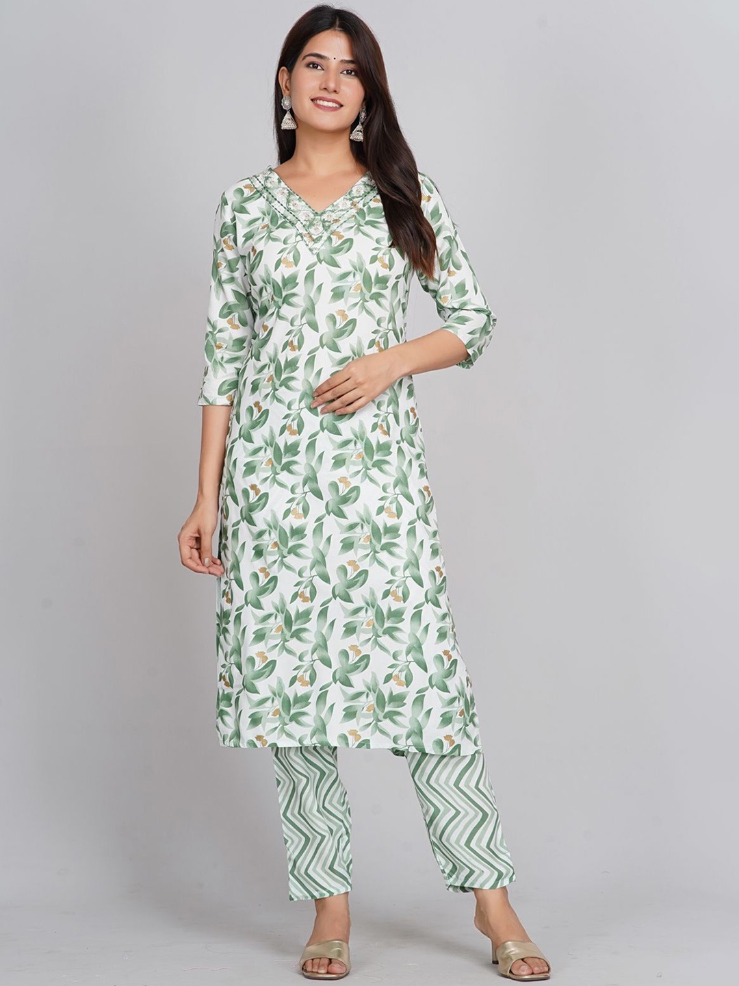

Neemiya Floral Printed V Neck Thread Work Straight Kurta with Trousers, Green