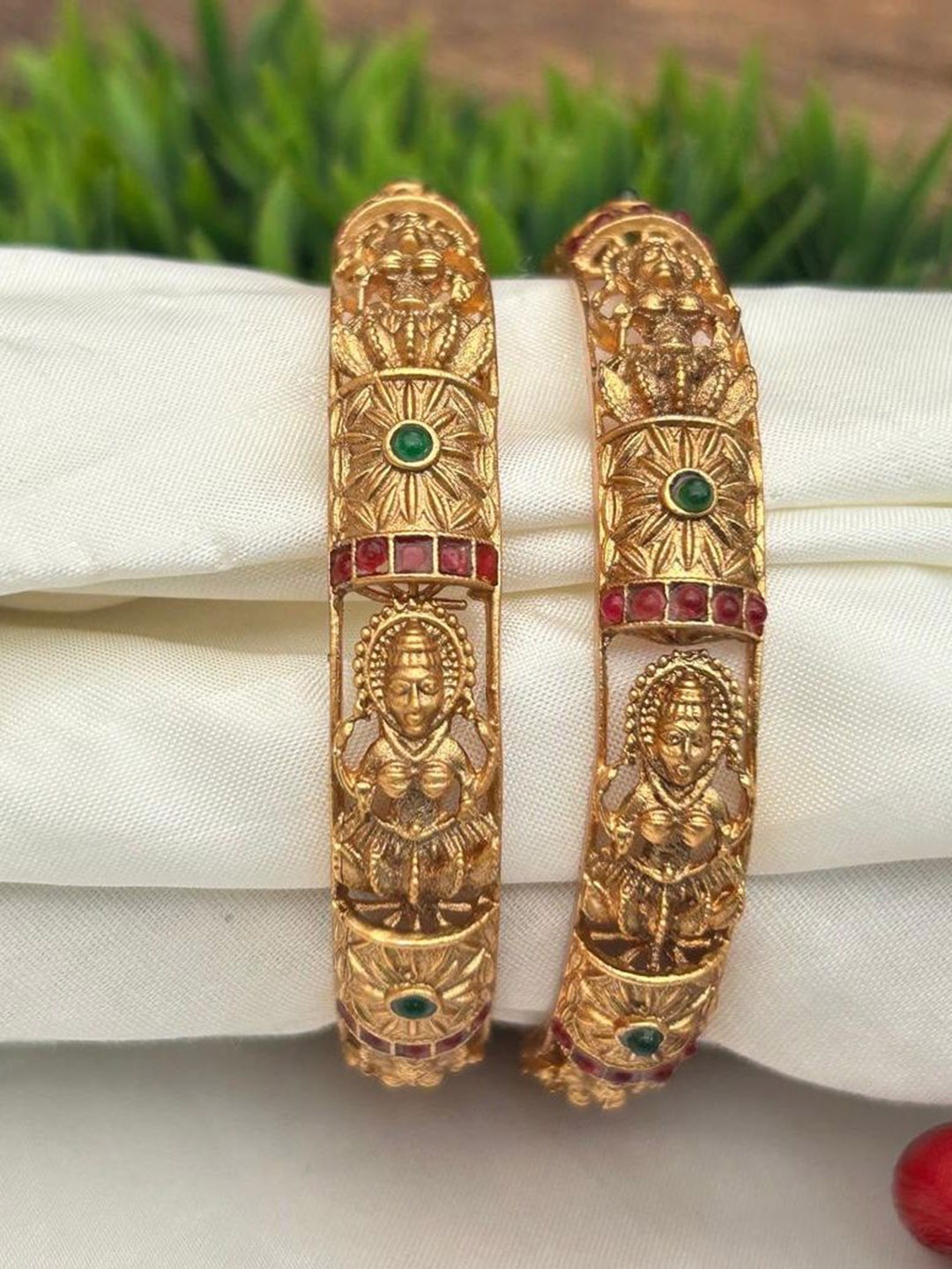 

GRIIHAM Set Of 6 Gold-Plated American Diamond Studded Bangles