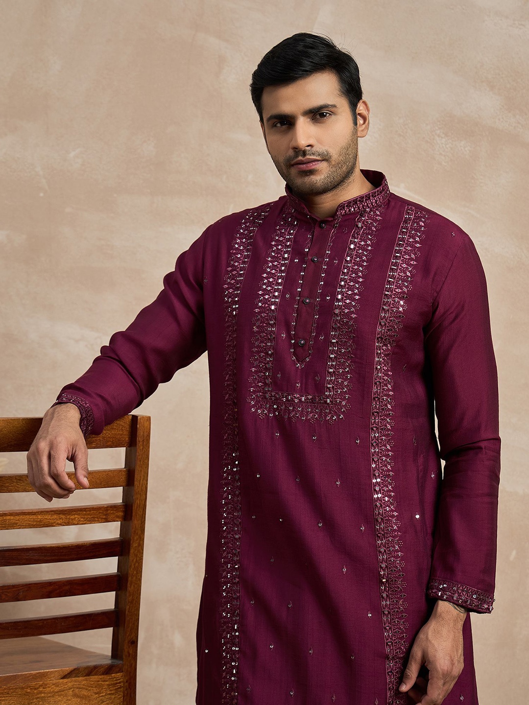 

Anouk Ethnic Motifs Embroidered Mandarin Collar Straight kurta, Magenta