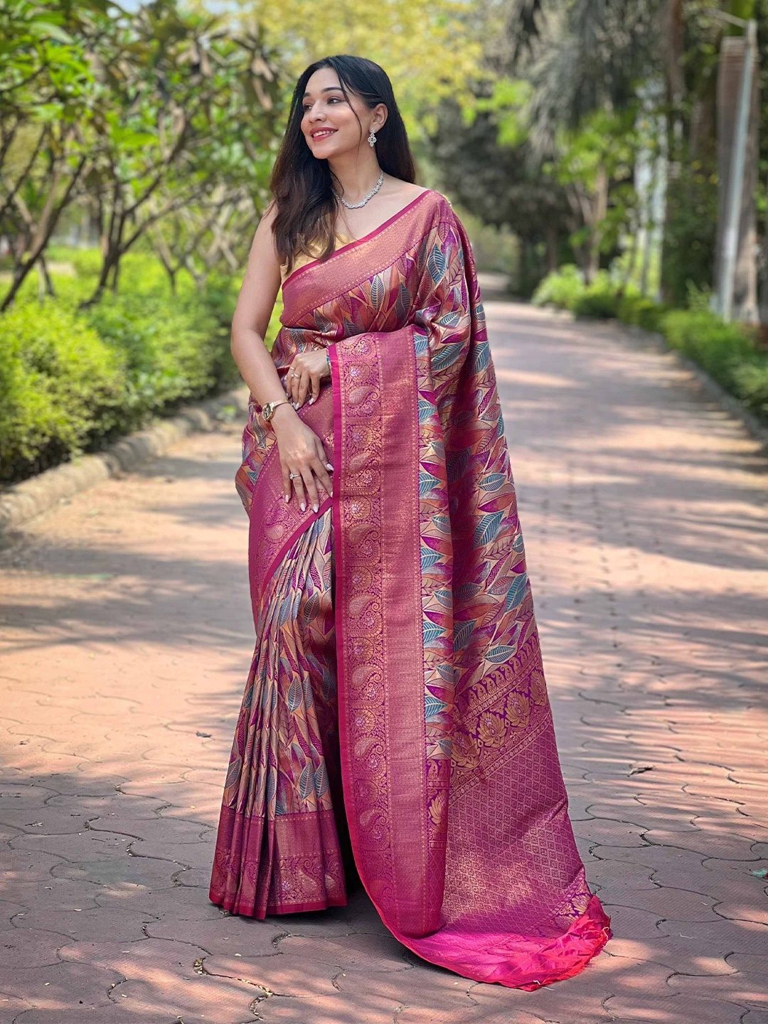

DEVATITHI Paisley Printed Zari Saree, Maroon