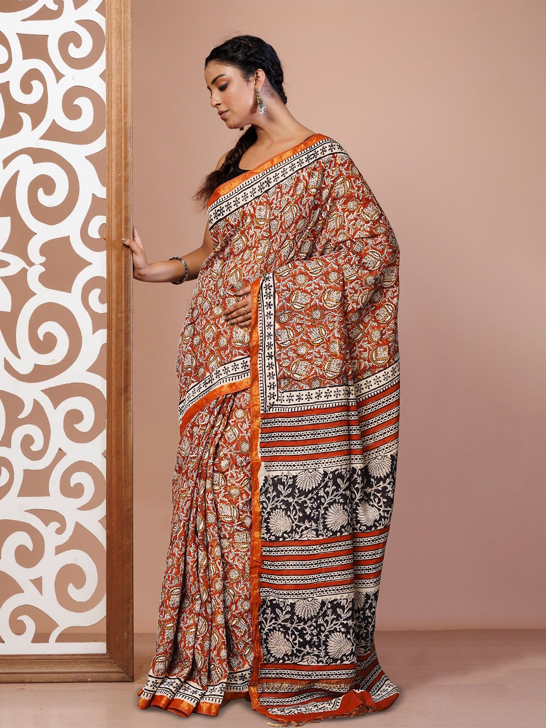 

Unnati Silks Floral Silk Cotton Handloom Bagru Saree, Red