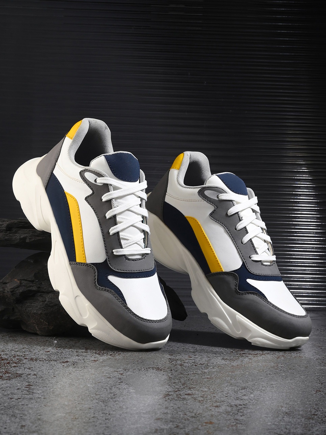 

The Roadster Lifestyle Co Men Colorblocked Lace Up Sneakers, White