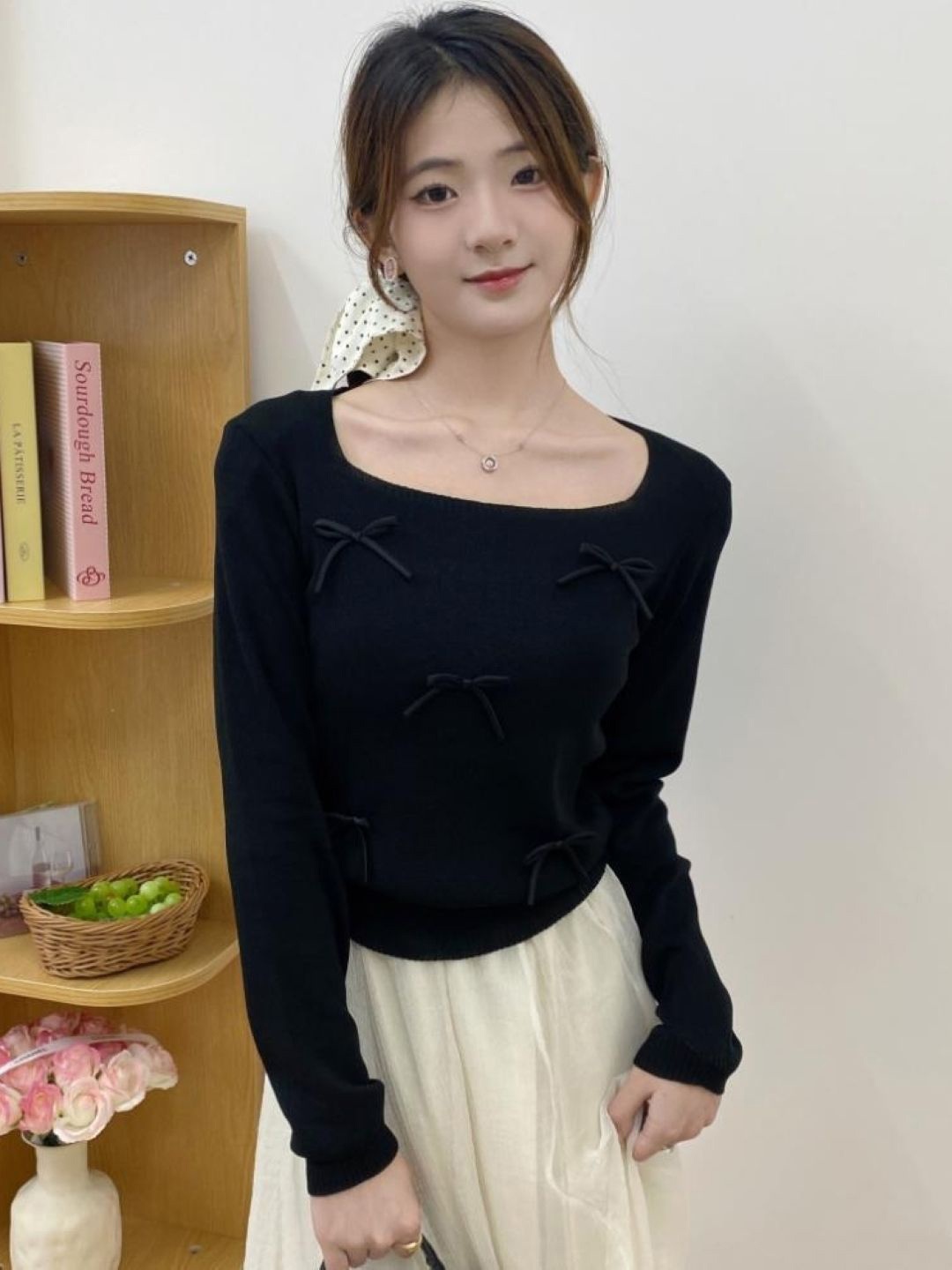 

KPOP Women Extended Sleeves Top, Black