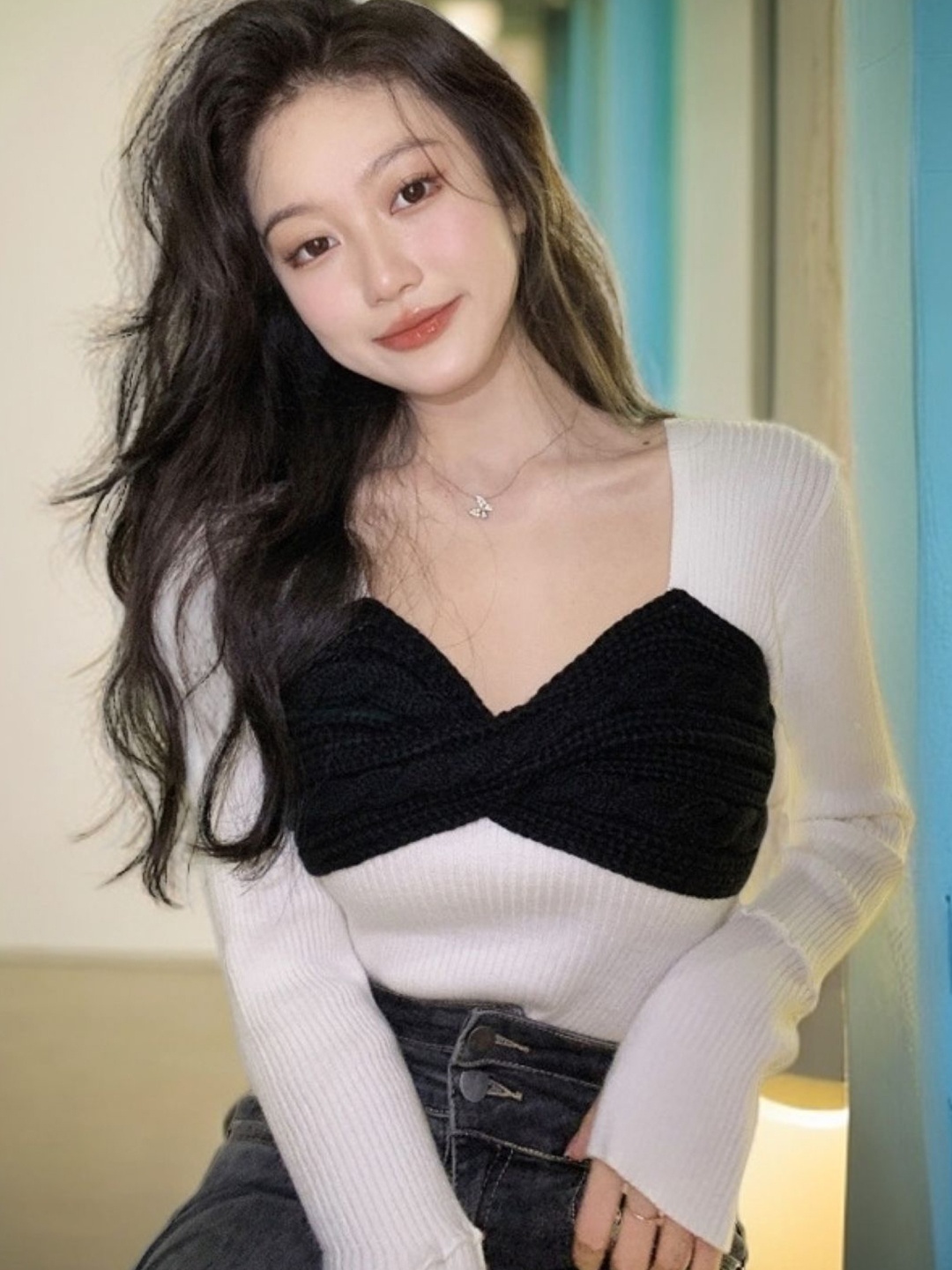 

KPOP Women V-Neck Extended Sleeves Top, White