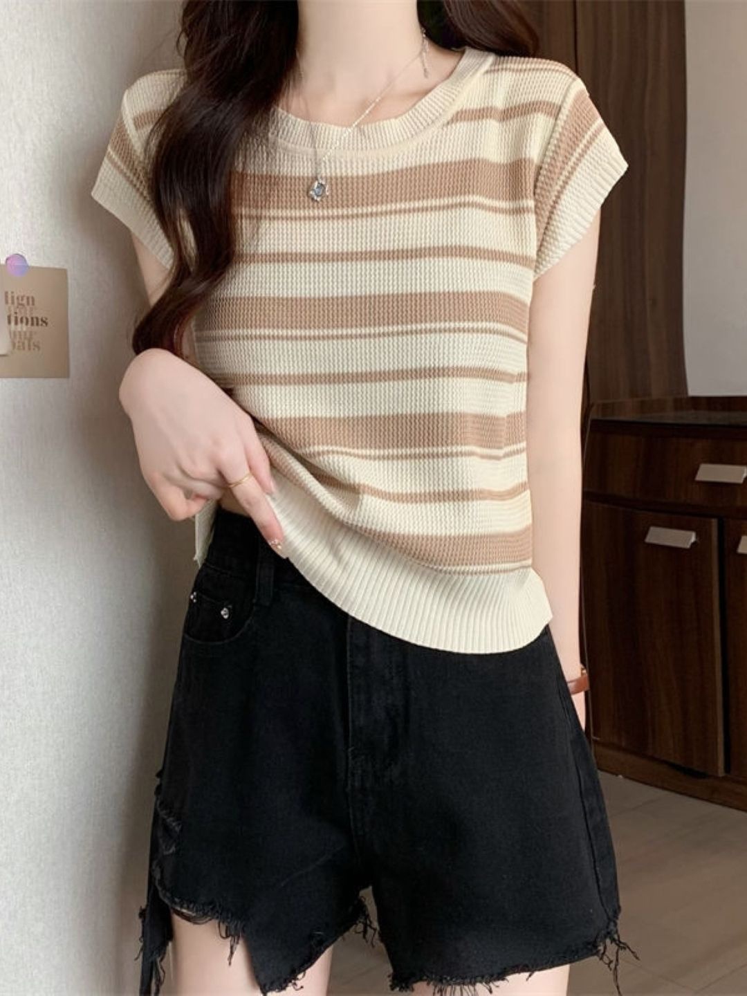 

KPOP Women Striped Round Neck Short Sleeves Top, Brown