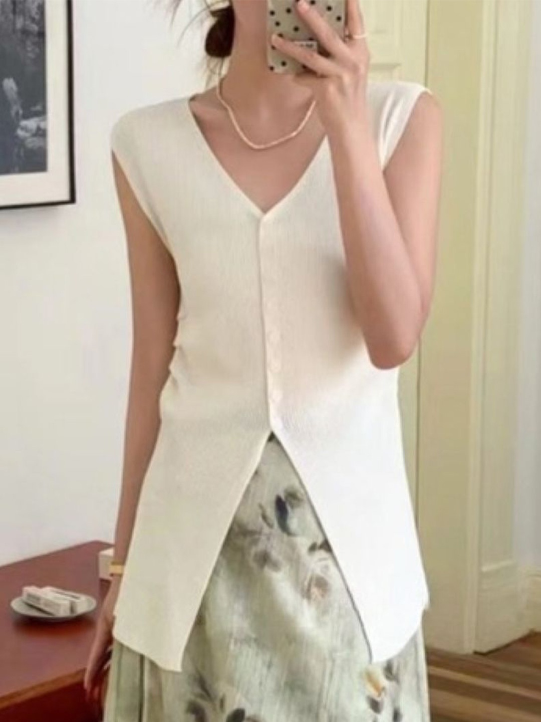 

KPOP Women V-Neck Sleeveless Top, White