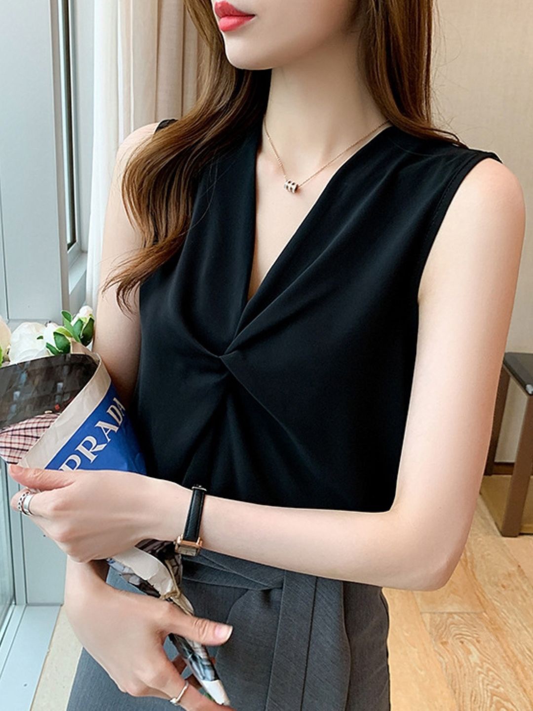 

HERE&NOW Women V-Neck Sleeveless Top, Black